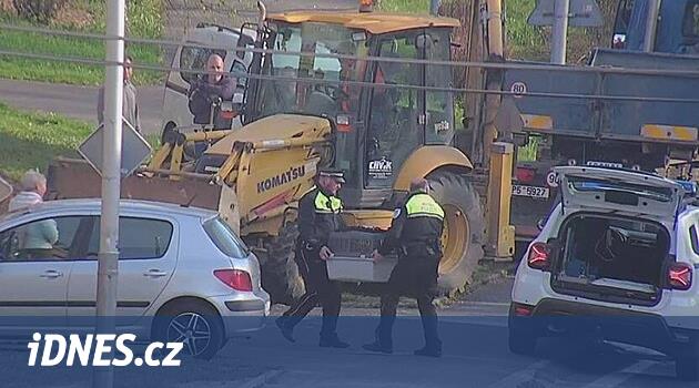 Kunduz, Excavator'ın altındaki Domažlice'de saklandı, Memurlar