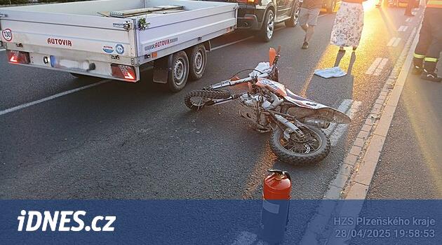 Kasksız on dört yıllık okul çocuğu motosikleti yıktı, kendini ve yolcuyu yaraladı