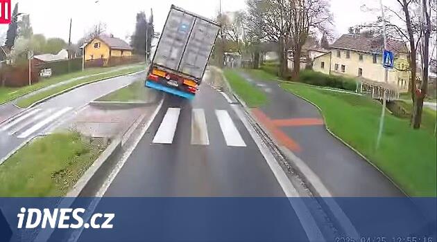 Cheb bölgesindeki bir kamyon bir adada sürdü, neredeyse arabanın ters yönünde süpürüldü