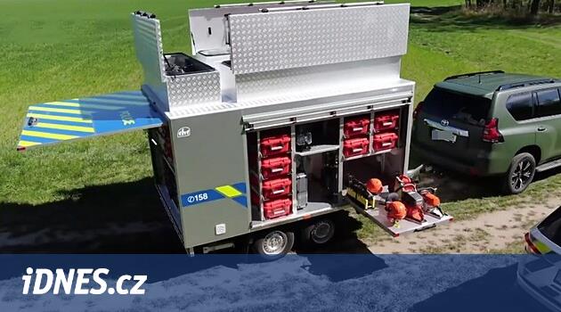 Özel bir fragman polis memurlarına yardımcı olacak ve kar ayakkabıları da