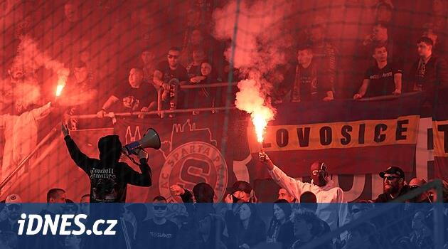 Policie hledá sparťany, kteří se v dubnu poprali na tribuně. Hrozí jim 2 roky vězení