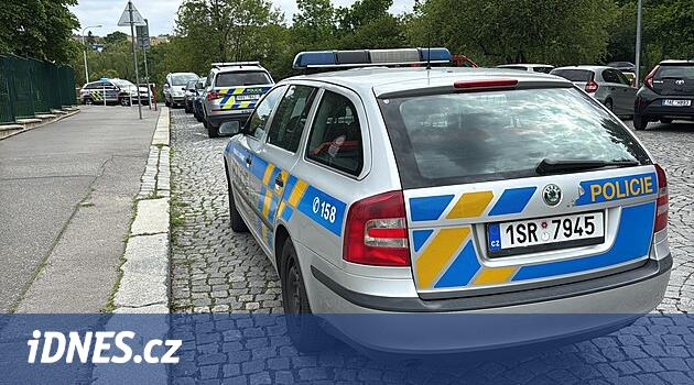 Polis, Chomutov konutunda bıçaklamayı araştırıyor, bir adam bir hücrede
