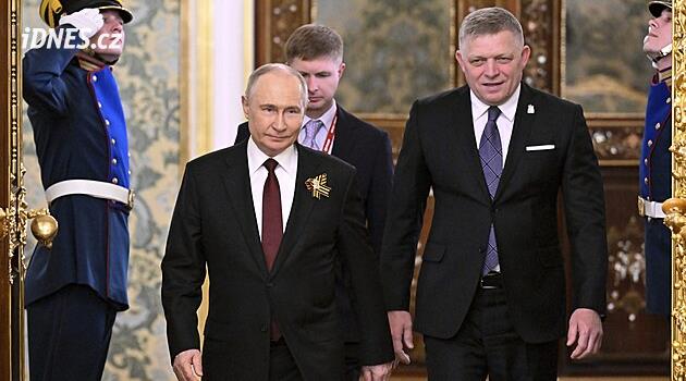 Přihlásil se Fico sám? Nikoho jsme na oslavy do Moskvy nezvali, řekl Putinův poradce