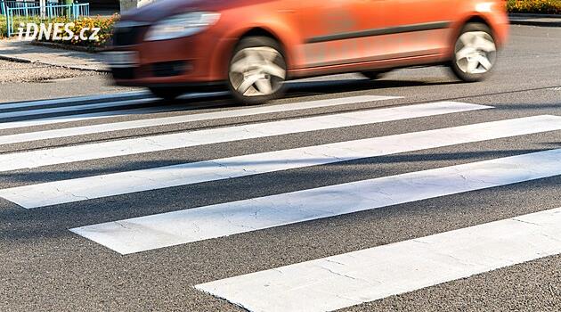 Ve Frýdku-Místku srazil motorkář na přechodu chodce
