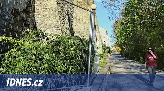 Louny duvarların bir kısmı yaya patikasının üzerine sülük, ilk kez değil