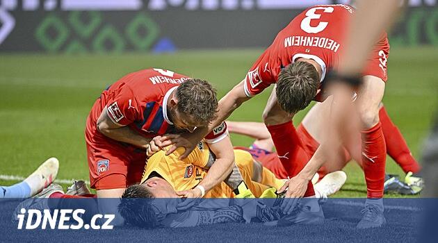 Bundesliga: Kevin Müller Çimende Çarpışmadan Sonra Topallık Oldu