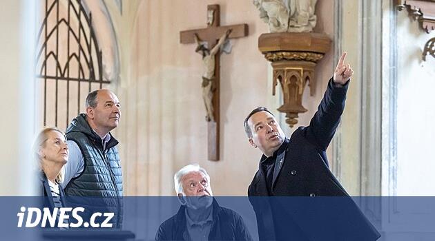 Aktör Hanzlík de kilisede avizelere katkıda bulundu, ölen Bartoška'yı hatırladı