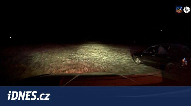 Toužimi yakınlarındaki sürücü, orman yolu boyunca bile karanlıkta sürüyordu