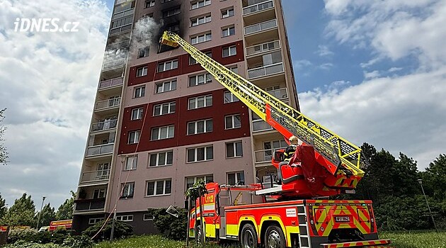 V Litvínově hasiči evakuovali 53 lidí, hořel byt. Škoda je přes milion a půl korun