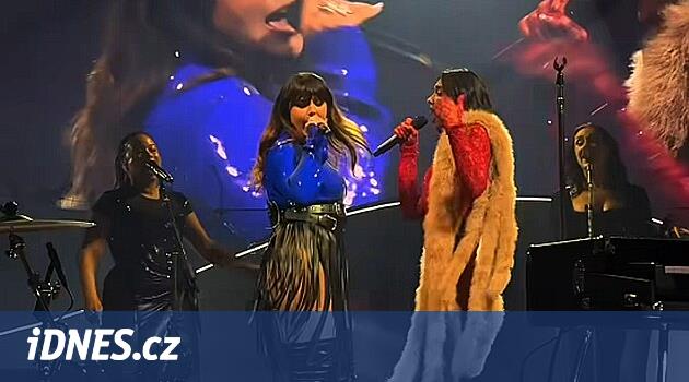 Dua Lipa ve Ewa Farna bıçağın bıçağında birlikte şarkı söyledi