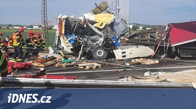 D2 kazası: Kamyondan dökülen bira kutuları