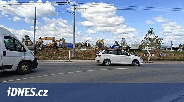 Bir turbo üçgenin inşası Pilsen'de taşınmayı zorlaştırır