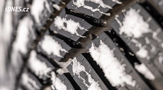 Závažnost nehod roste. Na vině bývá i špatný stav pneumatik, varují odborníci