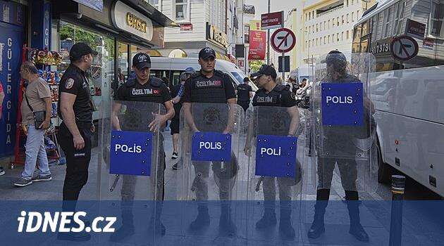 İstanbul'daki polis gurur yürüyüşüne müdahale etti