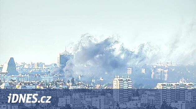 Prag'ın Vinohradská Caddesi'nde Burns. İkinci alarm seviyesi geçerlidir