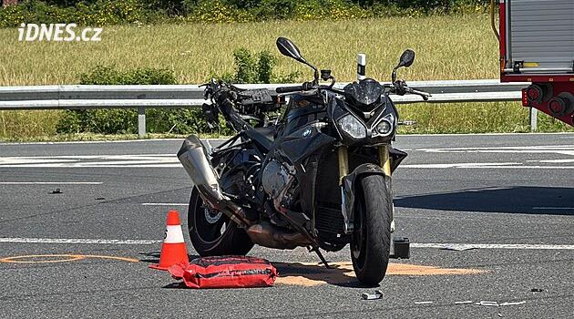 D1 uzavřela na Benešovsku nehoda motocyklu, řidič i spolujezdec jsou zranění