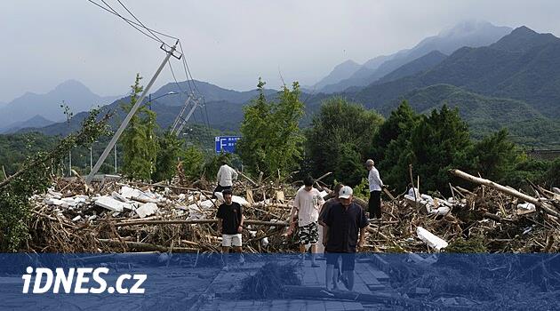 Záplavy v Pekingu si vyžádaly 30 mrtvých, úřady evakuovaly desítky tisíc lidí