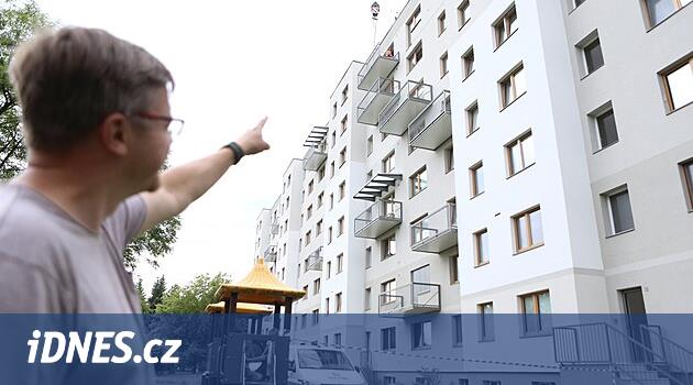 Kdo chtěl balkon, má ho. Lidé z paneláku v Jablonci se po letech dočkali