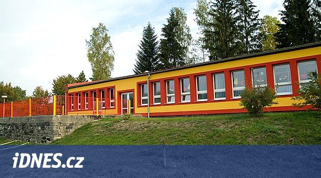 Učitelka polila plačící dívenku studenou vodou, školka čelí trestnímu oznámení