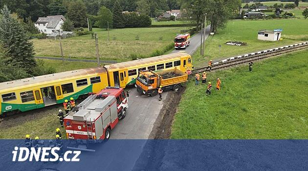 Na Frýdlantsku se srazil vlak s nákladním autem, jeden cestující je zraněný