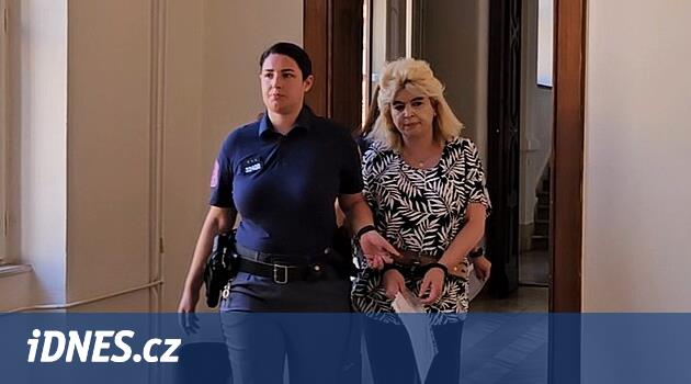 Bodla jsem ho jen špičkou, hájila se obžalovaná. Mrtvého druha po činu převlékala