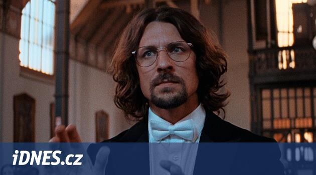 Bratr Kulínského oběti tepe do úspěšného Sbormistra. Film se jí jen vysmívá, čílí se