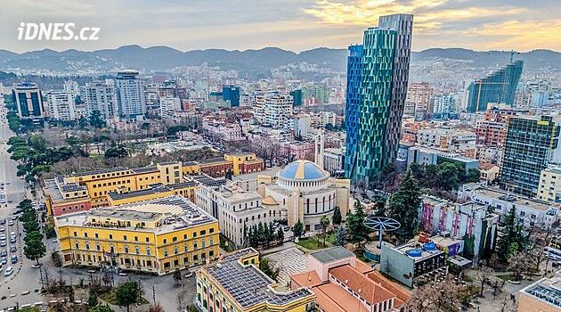 Půvabně chaotická Tirana. Proč minout albánské pláže a ztratit se v rušném hlavním městě