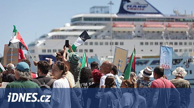 Stop genocidě! Na Krétě protestovali proti izraelské lodi, na turisty házeli lahve
