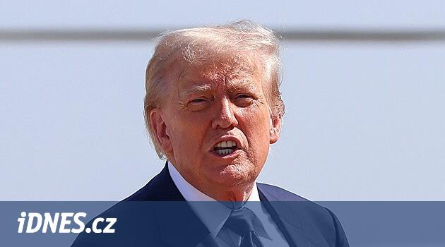 Ať si Medveděv dává pozor na jazyk, je na tenkém ledě, napsal Trump