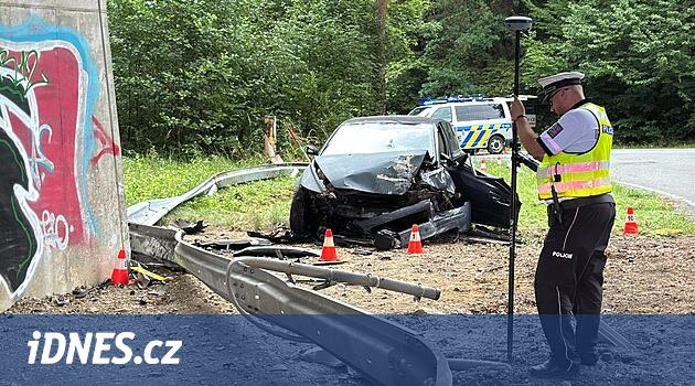 Smrtelná nehoda na Benešovsku. Auto narazilo do mostu, řidič zemřel