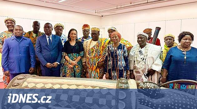 Djidji Ayokwé. Fransa ünlü bir konuşan davul Afrika'ya dönecek