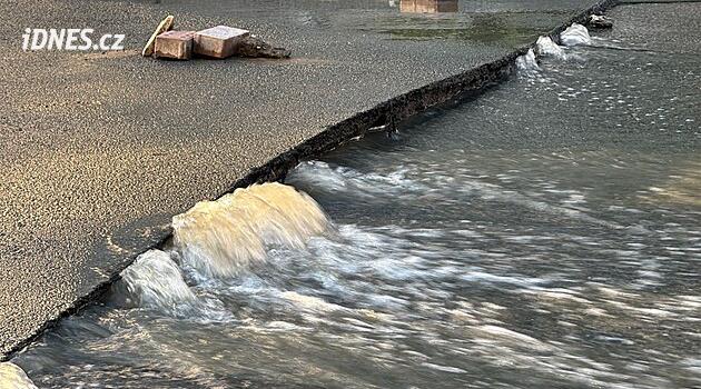 Masivní únik vody v pražské Libni. Voda zaplavila ulici kvůli prasklému potrubí