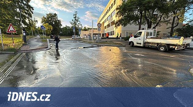 V Praze 8 prasklo potrubí. Voda podemlela silnice u budovy úřadu
