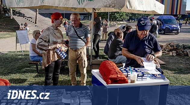 Přijďte, něco vám dáme. Strany rozdávají na mítincích pivo, čepice i trička