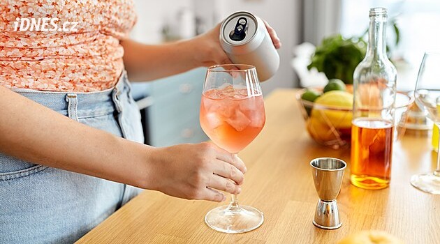 Reklama na alkohol nemá zásadní vliv na to, kolik lidé vypijí, míní Češi