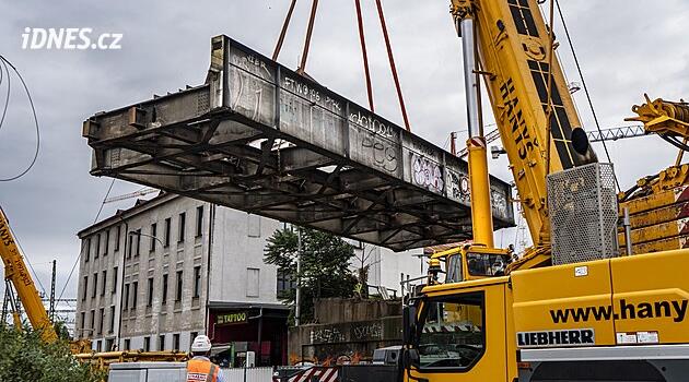 Velká výluka na Smíchově. Kvůli instalaci mostu dva týdny neprojedou tramvaje k nádraží