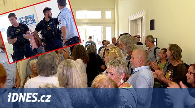Prag'daki mahkeme destekçiler tarafından şaşırdı