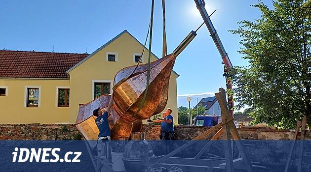 Lednice'deki kilise kulesini onarıyorlar, yeni kubbe getiriyorlar