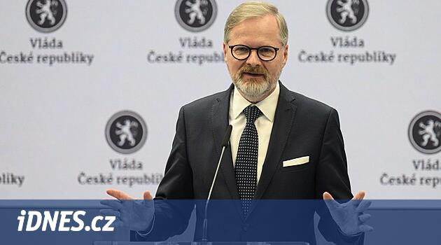 Premiér Fiala odjel na dovolenou. Podívejte, jakými knihami se zásobil