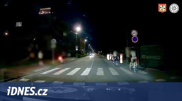 Nejdražší pozdrav roku? Cyklista mával na policisty, ti mu naměřili skoro dvě promile