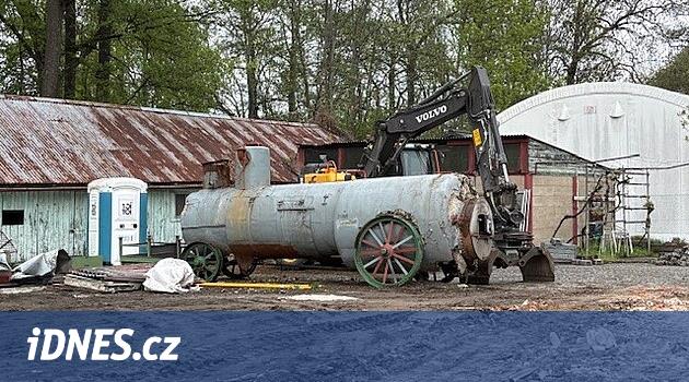 Buhar motoru, keşfedilen işçiler tarafından unutulan okul alanını ısıttı