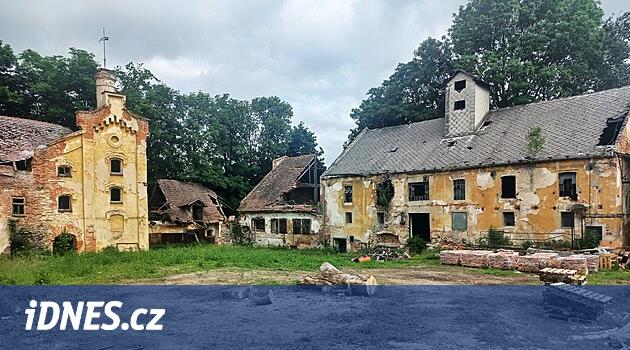 Batık çatılar ve penceresiz duvarlar. Bailey'deki eski bira fabrikası kurtarmayı bekliyor