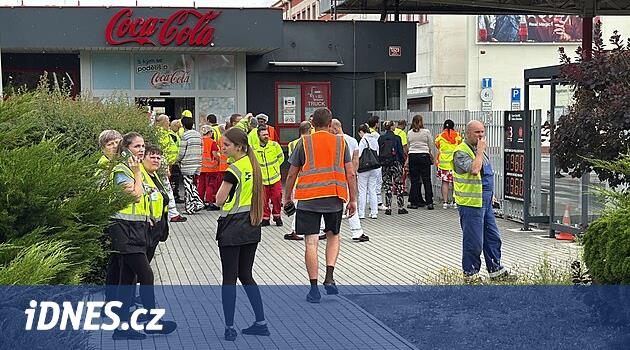 V pražské stáčírně nápoje Coca-Cola hořelo, zaměstnanci sami včas utekli
