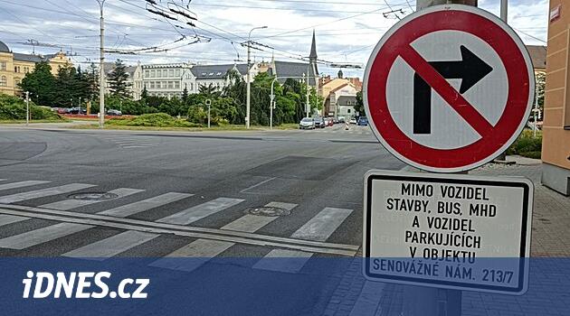 České Budějovice'in merkezi, bir sapma olarak hareket eden arabalarla doludur
