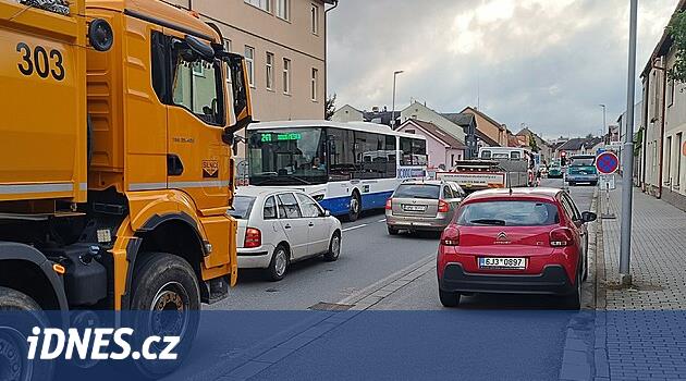 Řidiči v Brodě zuří. Město kvůli opravě výpadovky opět ochromily kolony