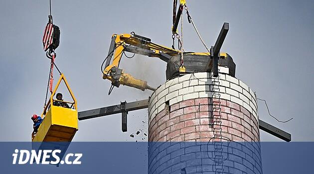 V Dukovanech bourají stometrový komín shora, bagr v té výšce řídí dva technici