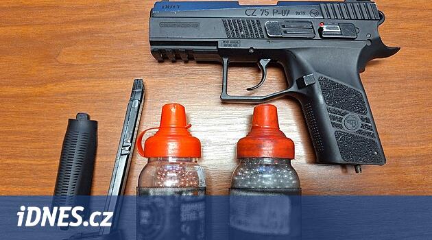 Gençler geceleri etrafta dolaştı ve silahları pencerelere vurdu