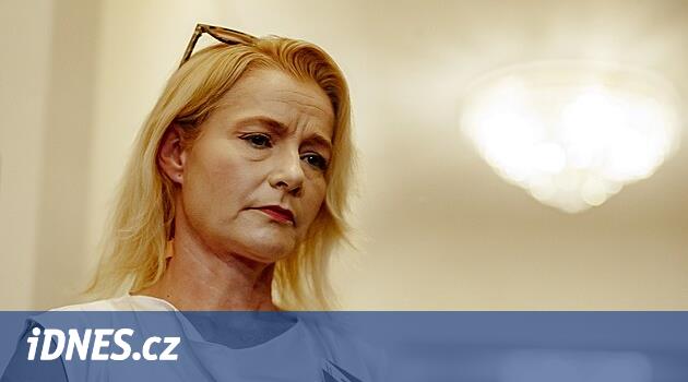 Bývalý policista čelí obvinění, že pomáhal matce oběti z fakulty se sebevraždou