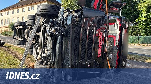 Klatovy'de bir kamyon yanında yuvarlandı
