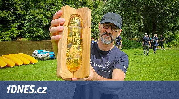 Vltava yayından su içeren kapsüller Prag'a gidiyor, salda yelken